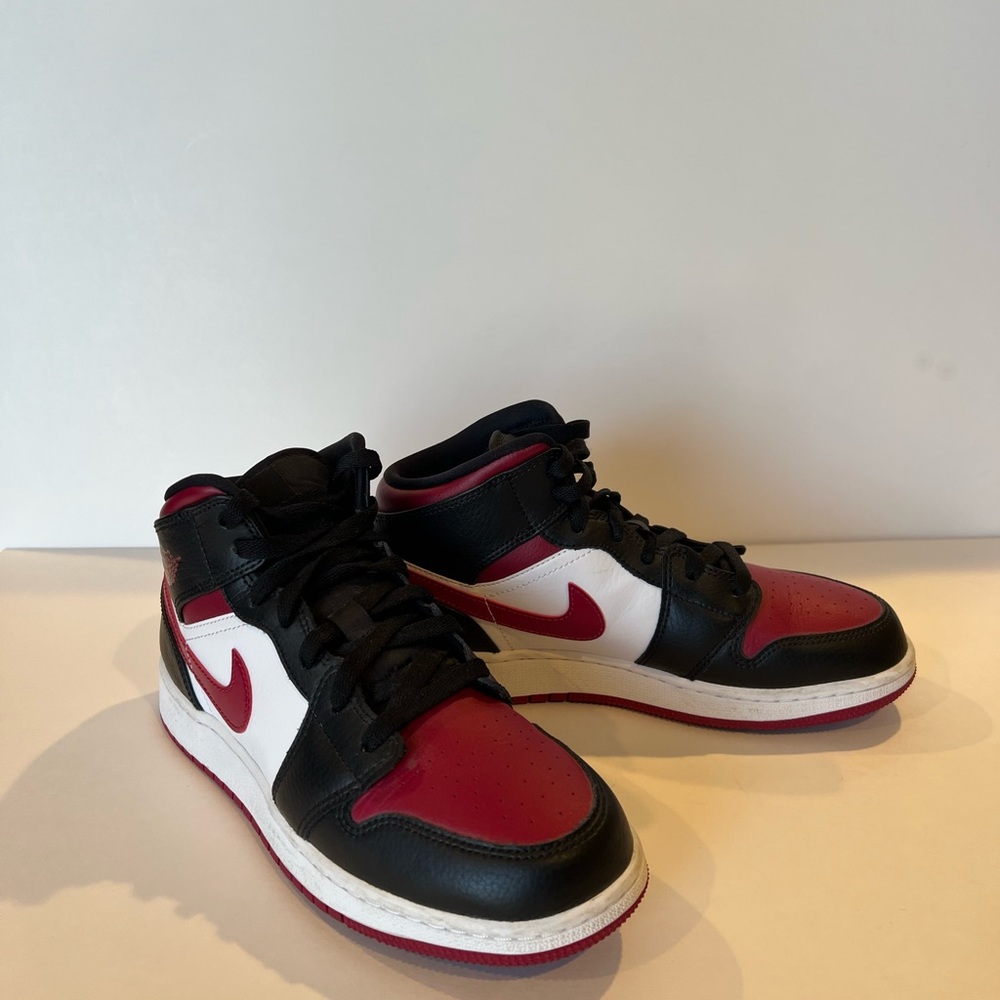 Women’s/Youth Nike Air Jordan 1 Mid Sneaker -Size 6Y- Women’s 7 Black White Red